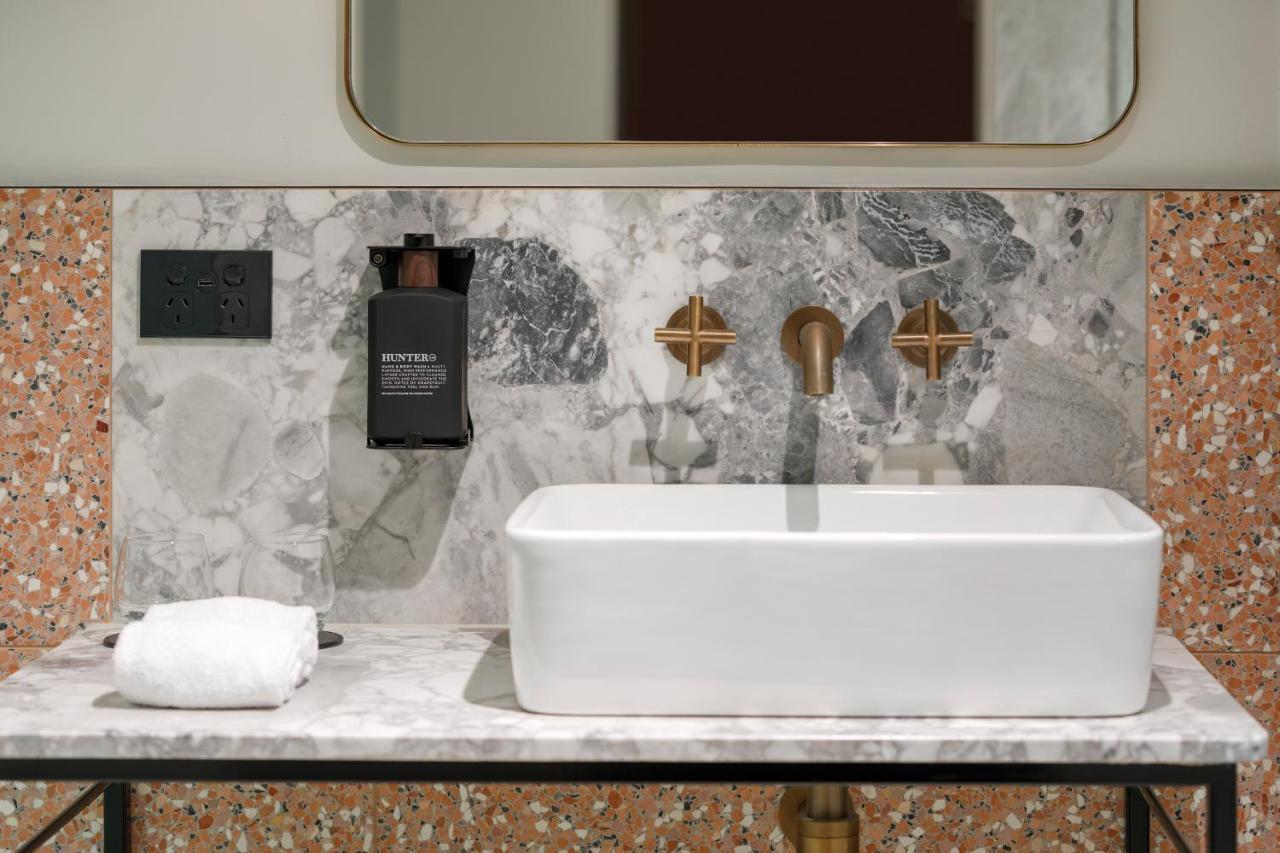 202 Elizabeth Hotel Сидни Екстериор снимка Bathroom at The Standard East Village