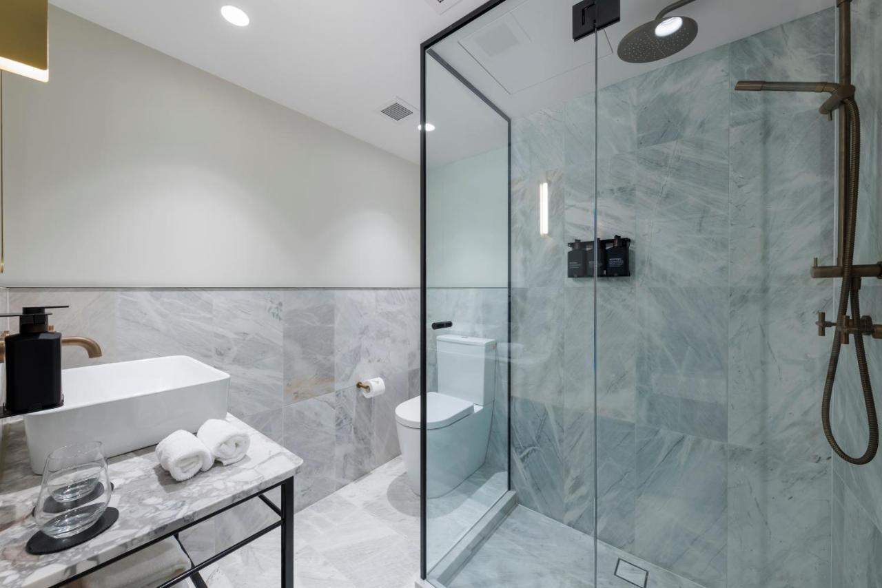 202 Elizabeth Hotel Сидни Екстериор снимка A shower enclosure